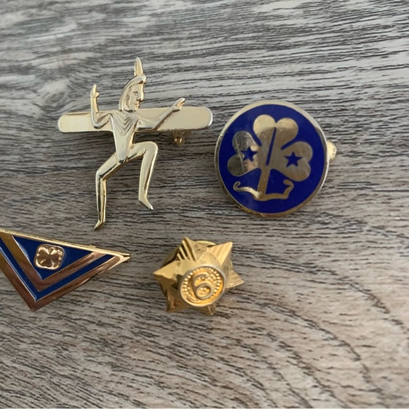 Vintage 4 Girl Guides of Canada Lapel Pins Brownies Guides Guiding Collector - Picture 2 of 4